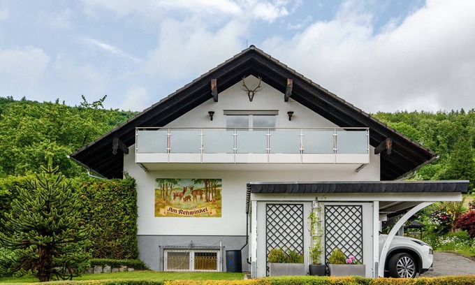 Mengershausen House | Holiday Home 'Am Rehwinkel' with Balcony and Wi-Fi