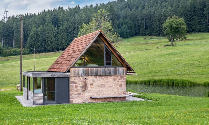 Oberreichenbach House | Holiday Home 'Am See Backhäusle' with Lake View, Large Terrace and Wi-Fi