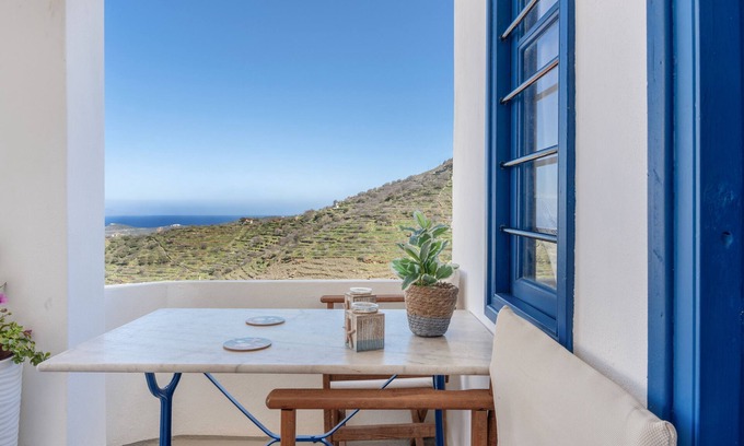 Ioulida House | Holiday Home 'Anastasia The Traditional House' with Sea View, Balcony and Wi-Fi