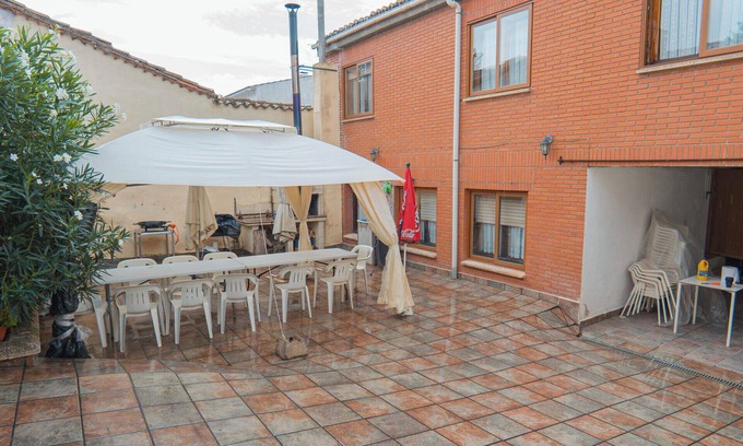 Villahoz House | Holiday Home 'Arco De Villahoz' with Shared Terrace, Balcony and Wi-Fi