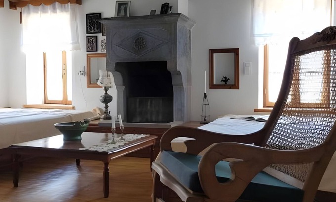 Pyrsogianni House | Holiday Home 'Armoloi House' with Mountain View, Shared Terrace and Wi-Fi