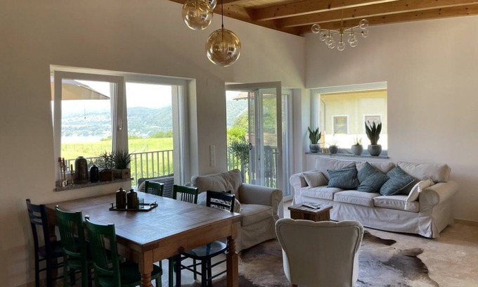 Schiefling am See House | Holiday Home 'Casa Tapeo' with Lake View, Shared Pool and Wi-Fi