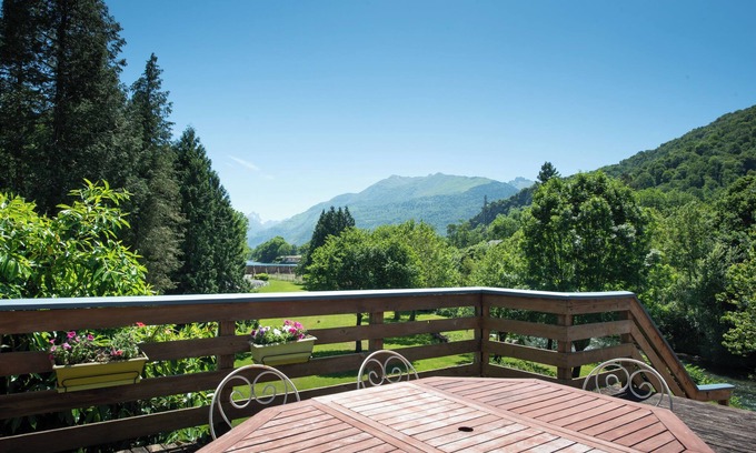Castet House | Holiday Home 'Au Pied Du Pic Du Midi' with Mountain View, Private Terrace and Private Garden