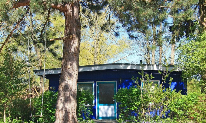 Klein Labenz House | Holiday Home 'Blauer Bungalow Am See' with Lake View, Private Terrace and Wi-Fi