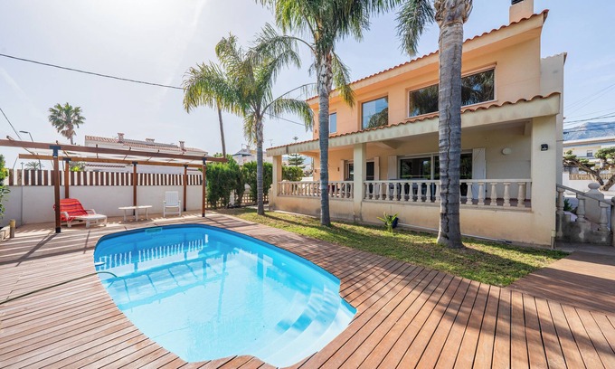 Alcanar House | Holiday Home 'Ca La Núria' with Private Pool, Wi-Fi and Air Conditioning