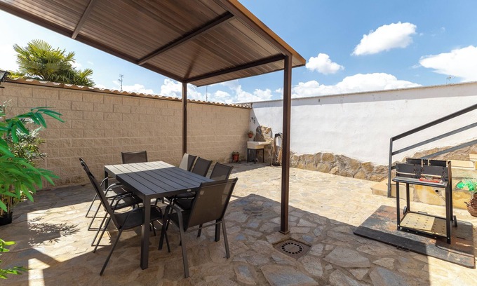 Galvez House | Holiday Home 'Callejon Del Pozo 3 Near Puy Du Fou' with Shared Pool, Wi-Fi and Air Conditioning