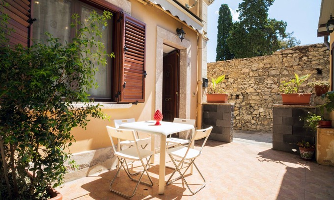 Taormina House | Holiday Home 'Carly Taormina' with Shared Terrace and Wi-Fi