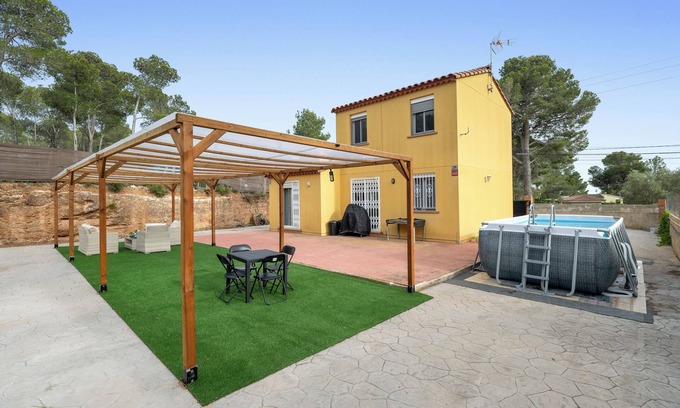 Cabra del Camp House | Holiday Home 'Casa Scarlet' with Private Terrace, Private Garden and Wi-Fi