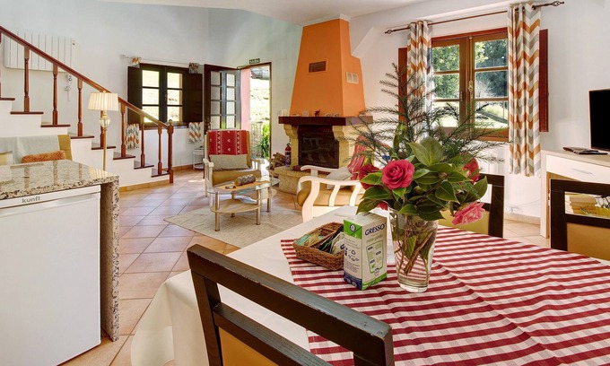 Camacha House | Holiday Home "Casa Amor Perfeito" with Mountain View, Garden & Wi-Fi