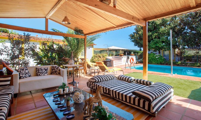 Nossa Senhora do Pranto House | Holiday Home "Casa Do Campo Dornes Três" with Shared Pool, Shared Garden & Wi-Fi