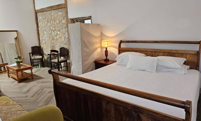 Mertola House | Holiday Home 'Casa Das Flores - Vale Do Guadiana' with Private Terrace, Wi-Fi and Air Conditioning