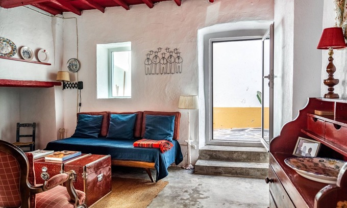 Avis House | Holiday Home 'Casa Do Pelourinho' with Private Terrace and Wi-Fi