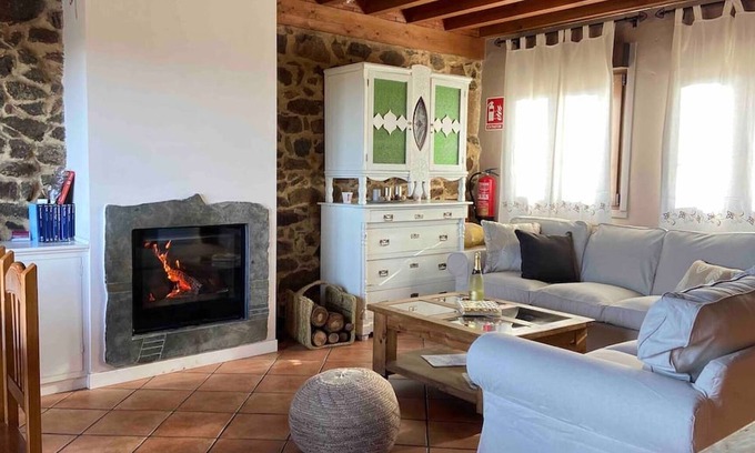 La Horcajada House | Holiday Home 'Casa Rural Lucia' with Mountain View, Private Terrace and Wi-Fi