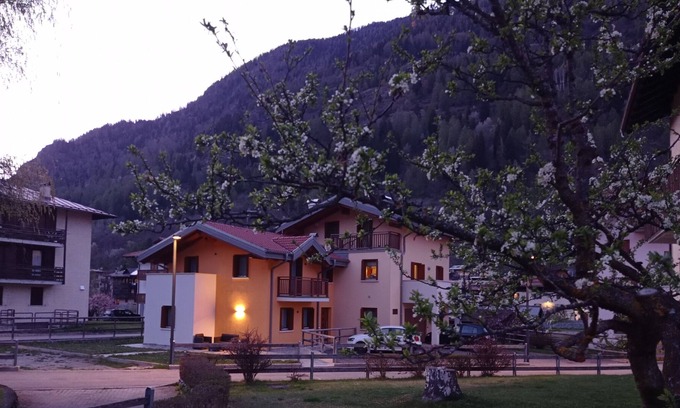 Pellizzano House | Holiday Home 'Casa Martinelli Rodelia Verde' with Mountain View, Private Garden and Wi-Fi