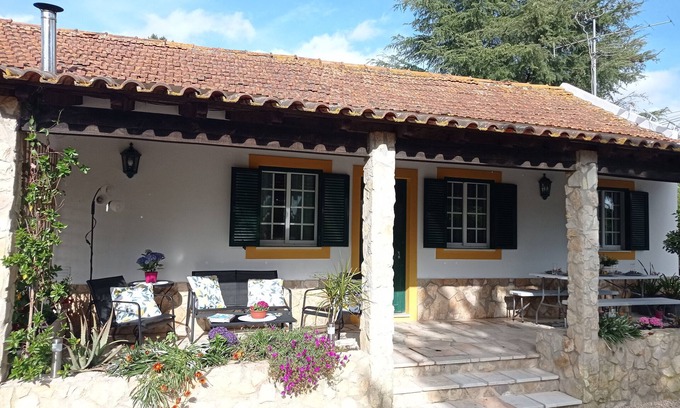 Cartaxo House | Holiday Home 'Casa 1' with Shared Pool, Wi-Fi and Air Conditioning