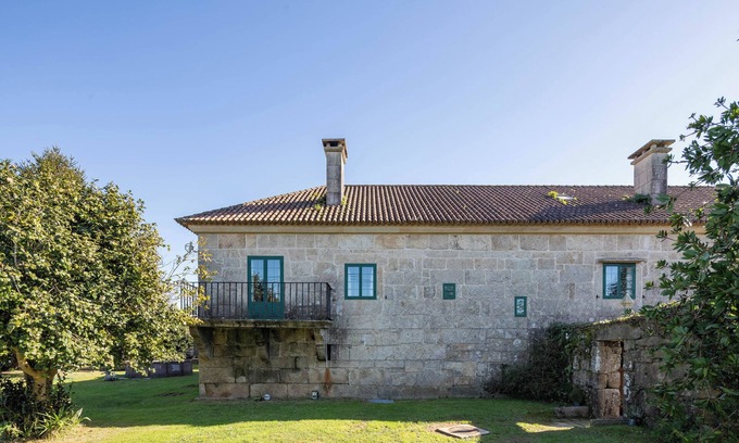 Areas House | Holiday Home 'Casa Rectoral Entera' with Mountain View, Private Pool and Wi-Fi