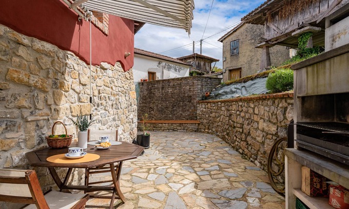 Tornon House | Holiday Home 'Casa Rural Adrimar' with Mountain Views, Wi-Fi and Air Conditioning