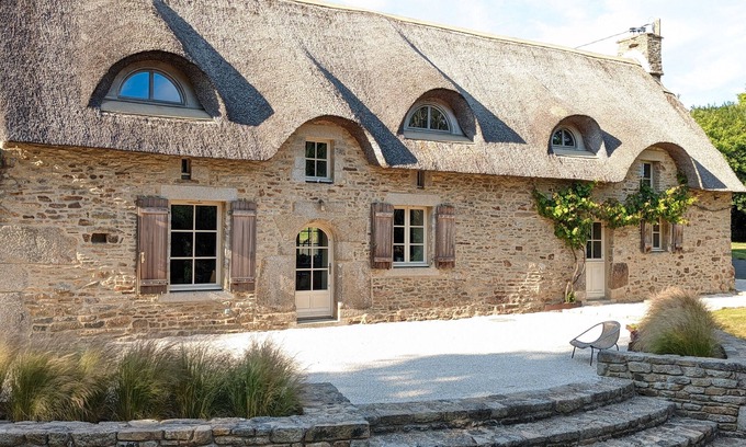 Camors House | Holiday Home 'Chaumière Bretonne - Palais Du Thé' with Shared Terrace, Private Garden and Wi-Fi