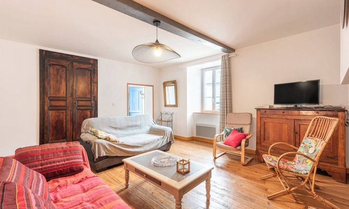 Heches House | Holiday Home 'Chez Bob' with Mountain View and Wi-Fi