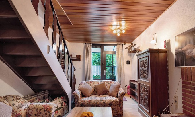 Nettersheim House | Holiday Home "Eine Quelle der Ruhe und Erholung" with Terrace, Garden & Wi-Fi