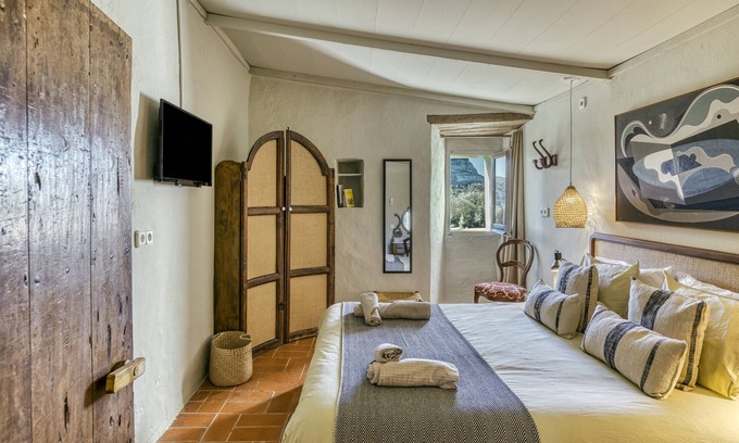 Seguero House | Holiday Home 'El Castell De Segueró' with Mountain View, Wi-Fi and Air Conditioning