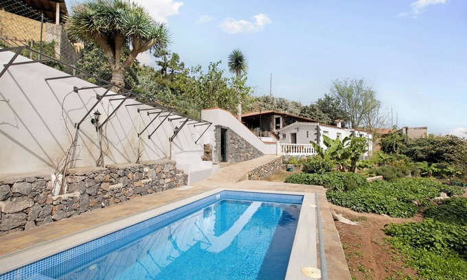 Tegueste House | Holiday Home "El Sarmiento" with Mountain View, Pool & Wi-Fi