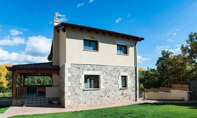 Sotillo del Rincon House | Holiday Home 'Los Robles 1' with Mountain View, Shared Pool and Wi-Fi