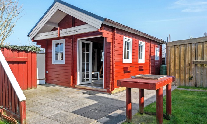 Toenning House | Holiday Home 'Ferienhaus Thomsen' with Private Garden and Wi-Fi