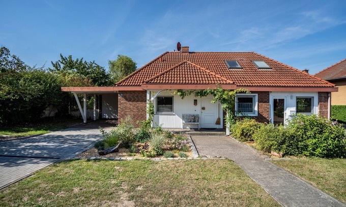 Blankenburg House | Holiday Home 'Ferienhaus Sommerrose' with Private Terrace, Private Garden and Wi-Fi