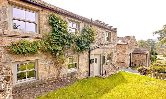 Fremington Cottage | Holiday home for 4 people, breath taking scenery, bike storage, WiFi & only a short walk to the pub.