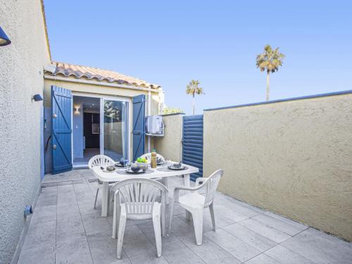 Les Arenes House | Holiday Home Les Coraux-13 by Interhome
