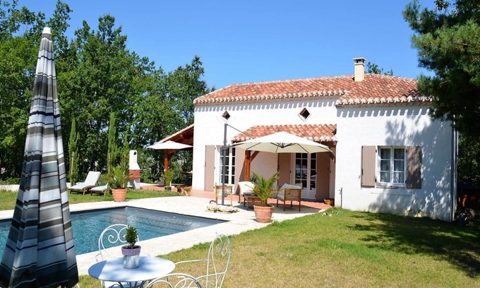 Montaigu-de-Quercy House | Holiday Home Montaigu-de-Quercy Lake