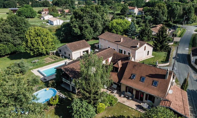 Montpon-Menesterol House | Holiday Home 'Maison De Caractères' with Private Pool, Private Terrace and Wi-Fi