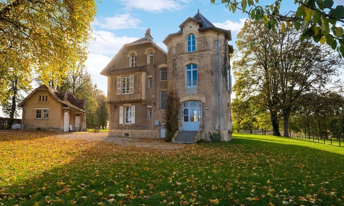 Pouru-Saint-Remy Villa | Holiday home adjoining a château.
