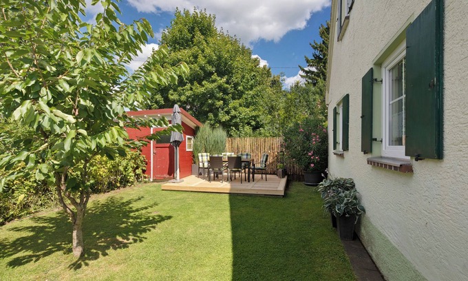 Rofingen House | Holiday Home 'Frieda' with Private Garden and Wi-Fi