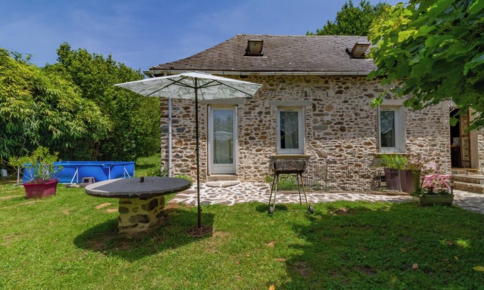 Lagrauliere House | Holiday Home 'Gite Loucastan' with Private Pool, Private Garden and Wi-Fi