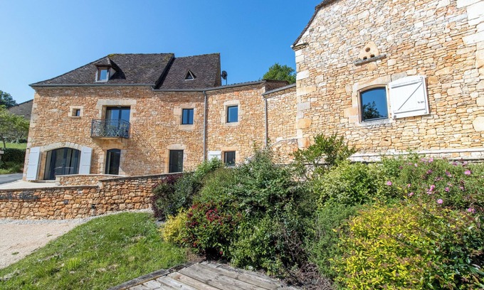 Lacave House | Holiday Home 'Gite Les Hauts De L'ouysse' with Private Pool, Wi-Fi and Air Conditioning