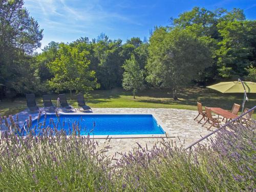 Topid House | Holiday Home Green by Interhome