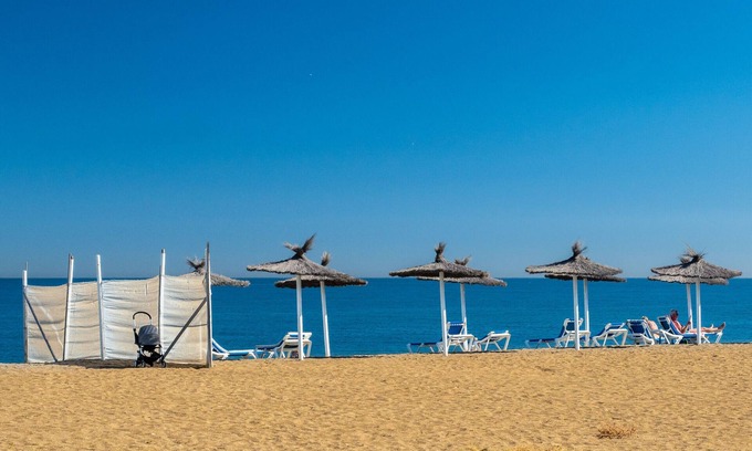 Manilva House | Holiday Home 'Happy Beach House' next to the beach with Terrace, Shared Pool & Wi-Fi