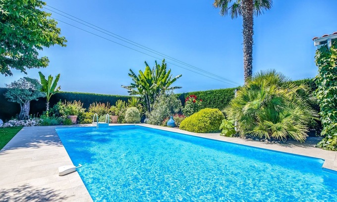 Barry-d'Islemade House | Holiday Home in Barry-d'Islemade with Pool