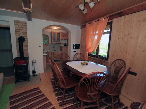 Brod na Kupi House | Holiday Home in Brod na Kupi by River Kupa