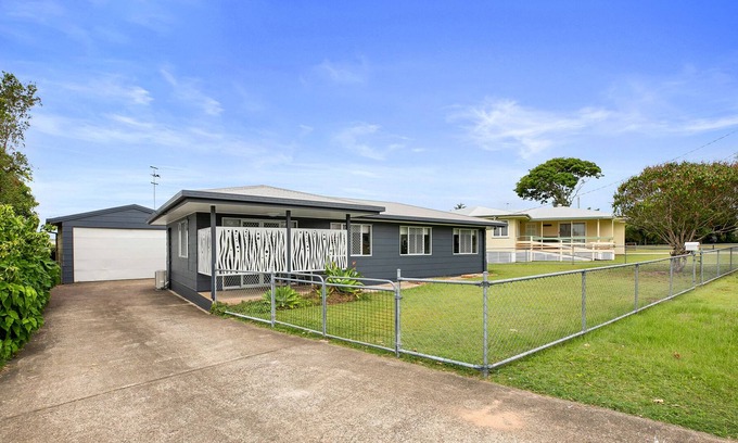 Tin Can Bay House | Holiday Home in Central location ideal for the whole family