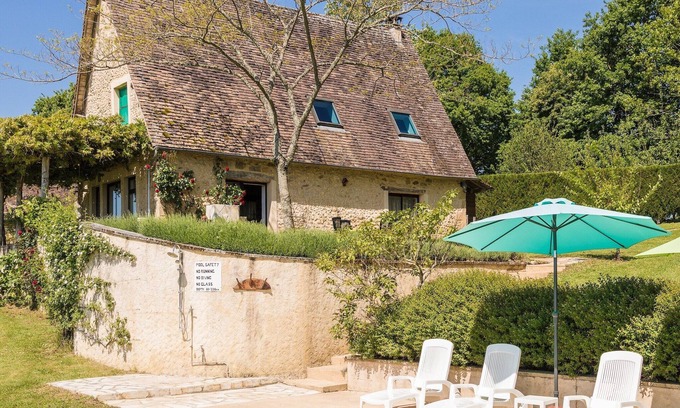 Thenon House | Holiday Home in Dordogne with Pool