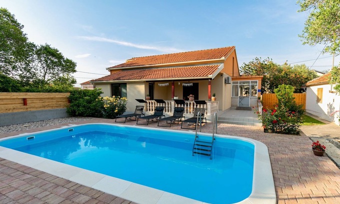Zemunik Donji House | Holiday Home in Zemunik Donji with Private Pool