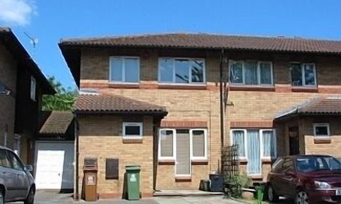 Thamesmead East House | Holiday Home in Leafy Location convenient for Central London and Kent.