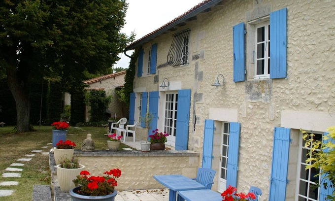 Lusignac House | Holiday Home in Lusignac with Private Pool