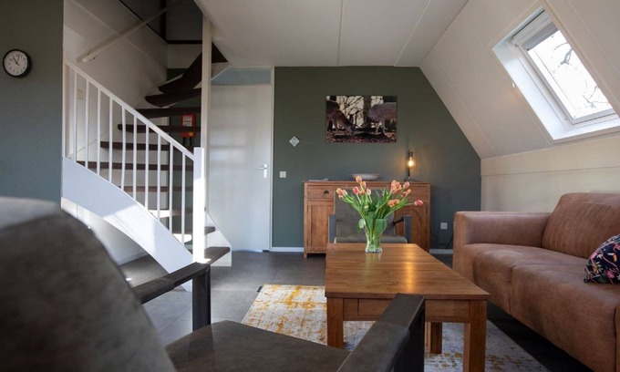 Plasmolen House | Holiday Home in Meeussen with Private Garden