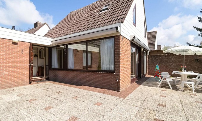 Municipality of Noordwijk House | Holiday home in Noordwijkerhout with terrace close to a lake