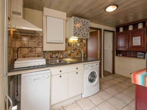 Den Ham House | Holiday home in with cycling area, cleaning included