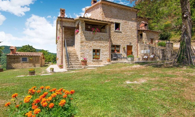 Parchiule House | Holiday Home in Città di Castello with Pool